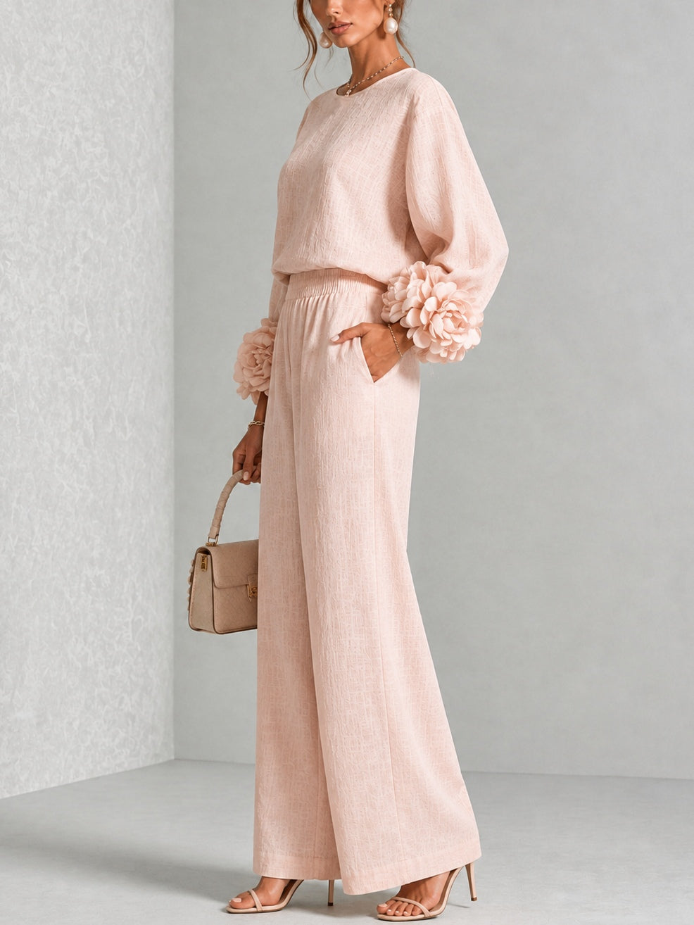 Conjunto rosa de top con puños florales y pantalón ancho