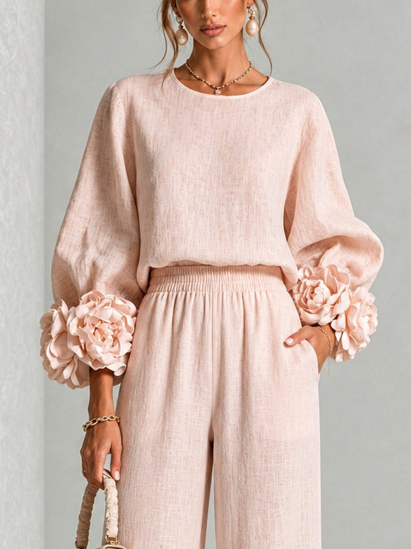 Conjunto rosa de top con puños florales y pantalón ancho