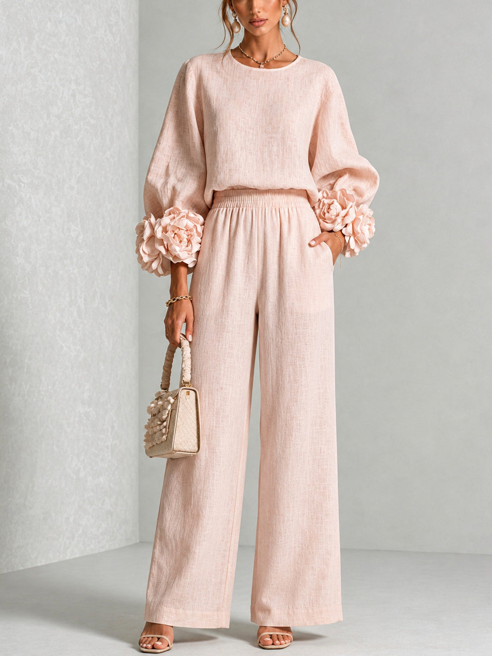 Conjunto rosa de top con puños florales y pantalón ancho