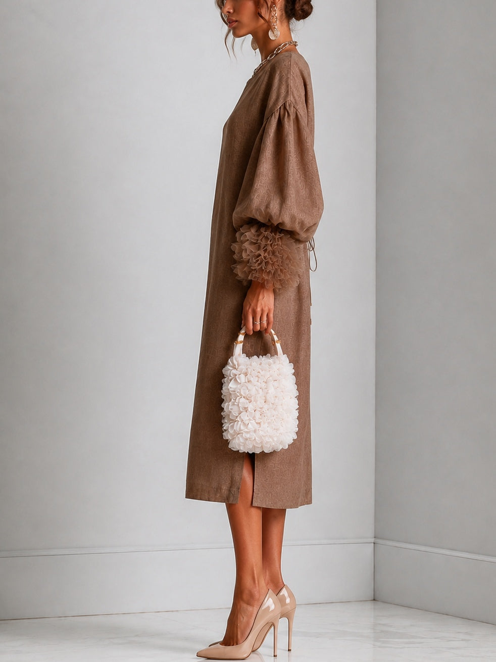 Vestido midi marrón con cordón ajustable, mangas farol y puños plisados