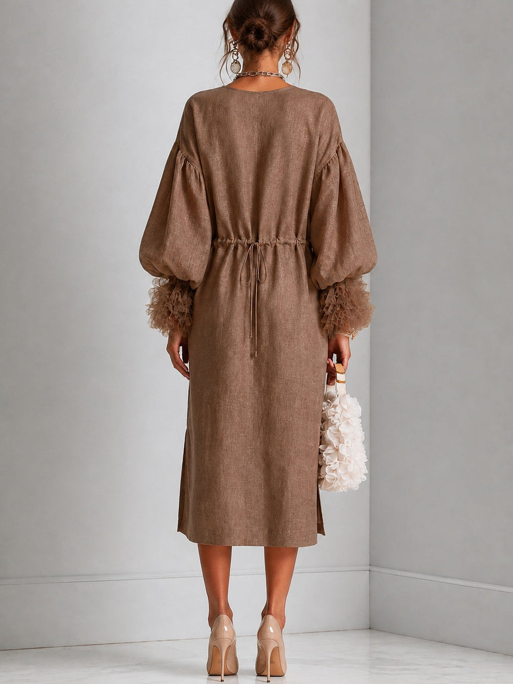 Vestido midi marrón con cordón ajustable, mangas farol y puños plisados