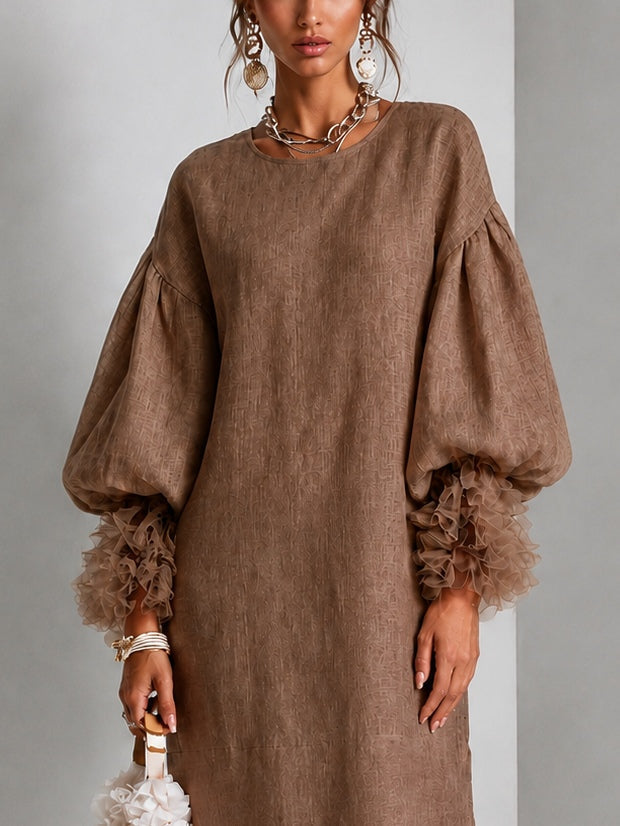 Vestido midi marrón con cordón ajustable, mangas farol y puños plisados