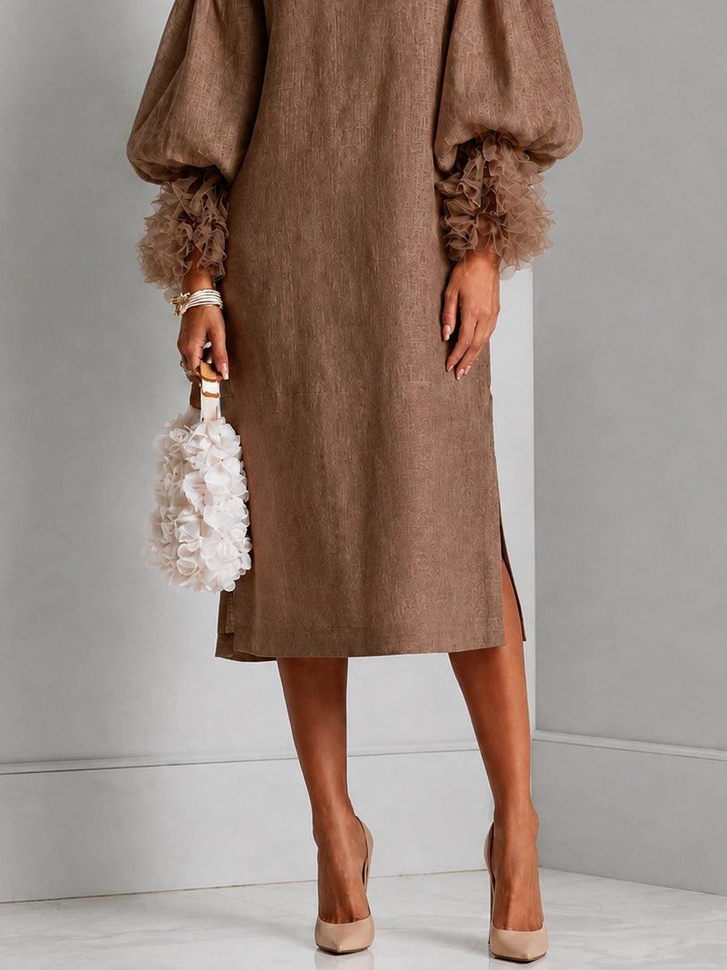 Vestido midi marrón con cordón ajustable, mangas farol y puños plisados