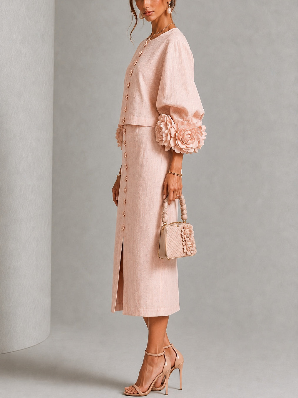 Conjunto Rosa de Top y Falda con Botones Florales y Puños Bordados