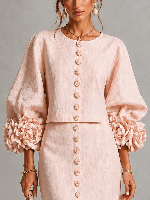 Conjunto Rosa de Top y Falda con Botones Florales y Puños Bordados
