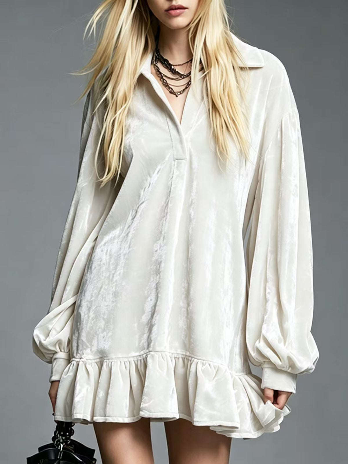 Mini vestido de terciopelo con mangas abullonadas y bajo de volantes