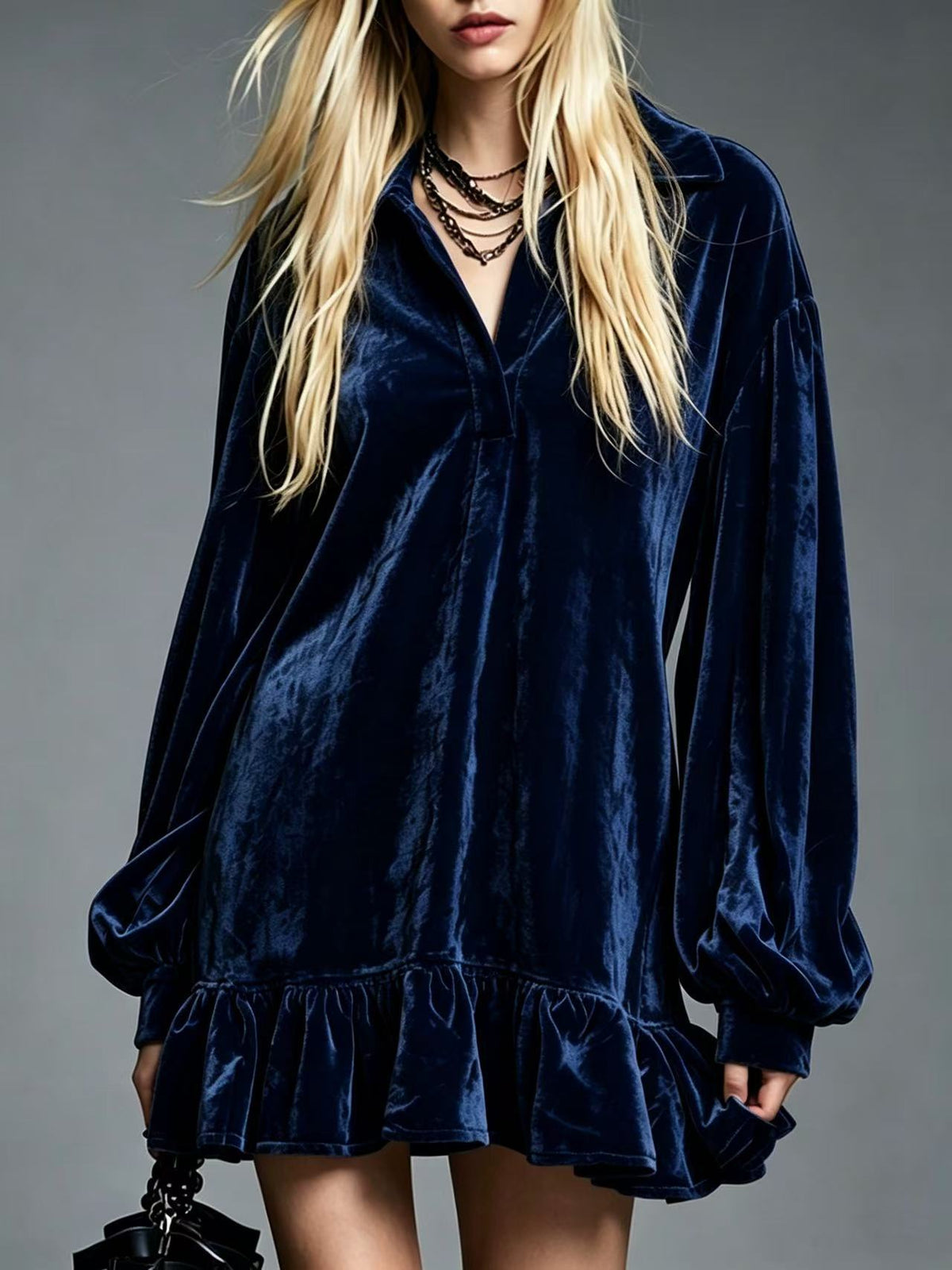 Mini vestido de terciopelo con mangas abullonadas y bajo de volantes