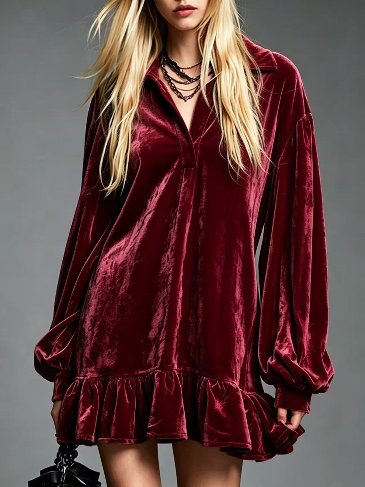 Mini vestido de terciopelo con mangas abullonadas y bajo de volantes