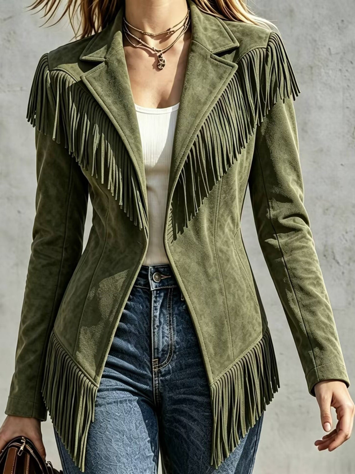 Chaqueta entallada de ante sintético con flecos y solapa