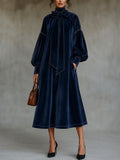 Vestido midi de terciopelo azul marino con lazo y mangas abullonadas