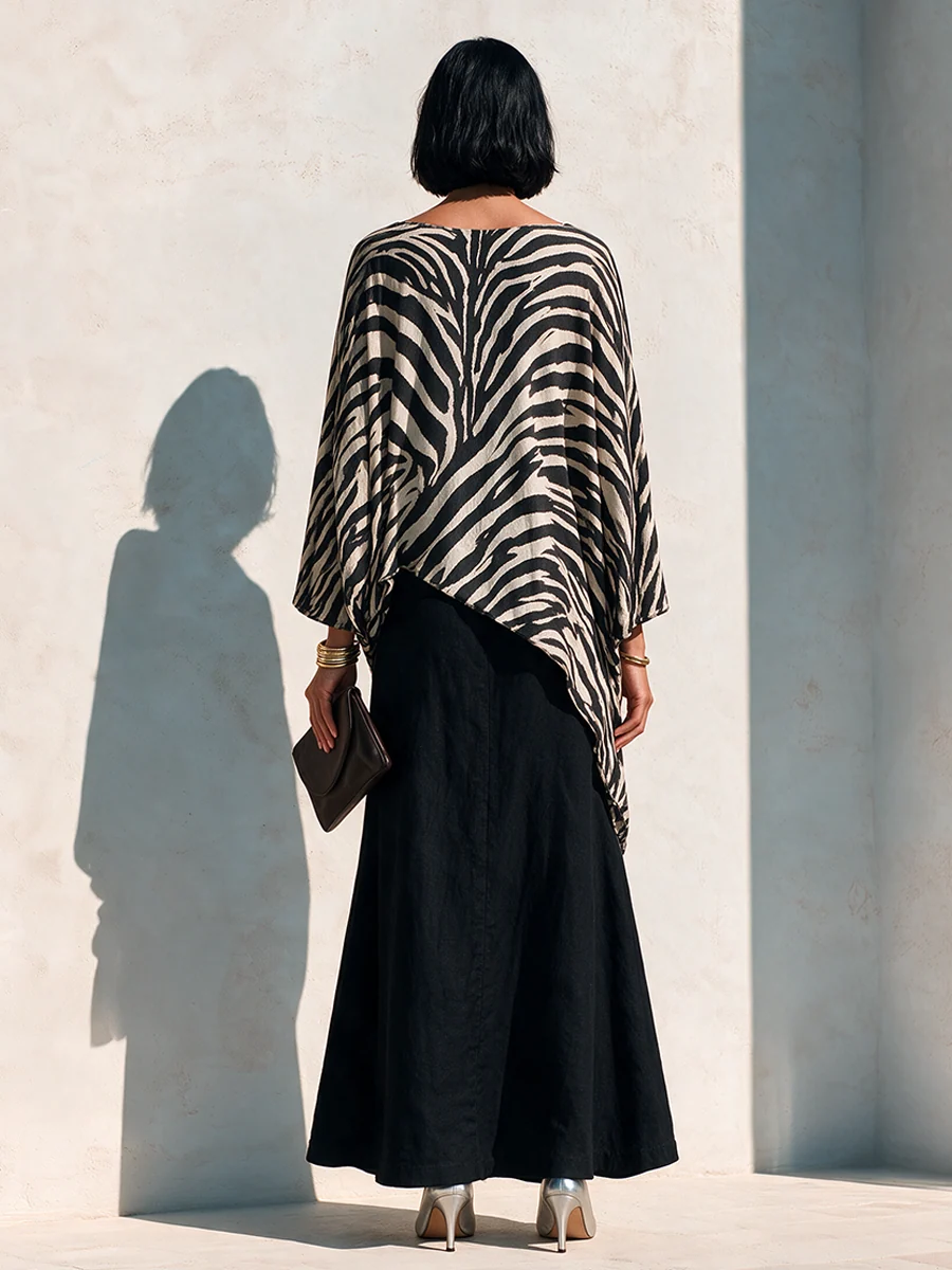 Conjunto de top asimétrico con estampado de cebra y falda negra drapeada