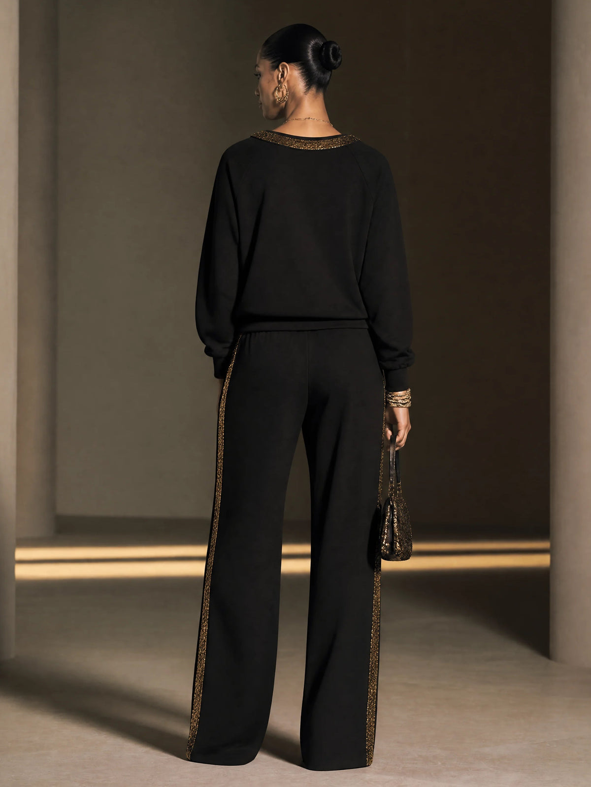 Conjunto de top de cuello barco con cuentas y pantalón ancho en negro y dorado