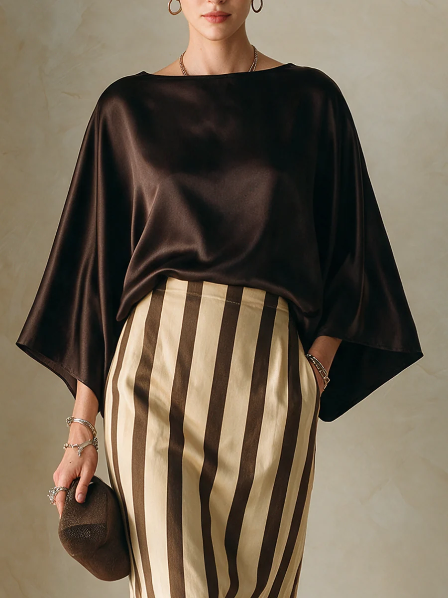 Conjunto de top satinado con mangas murciélago y falda a rayas marrón