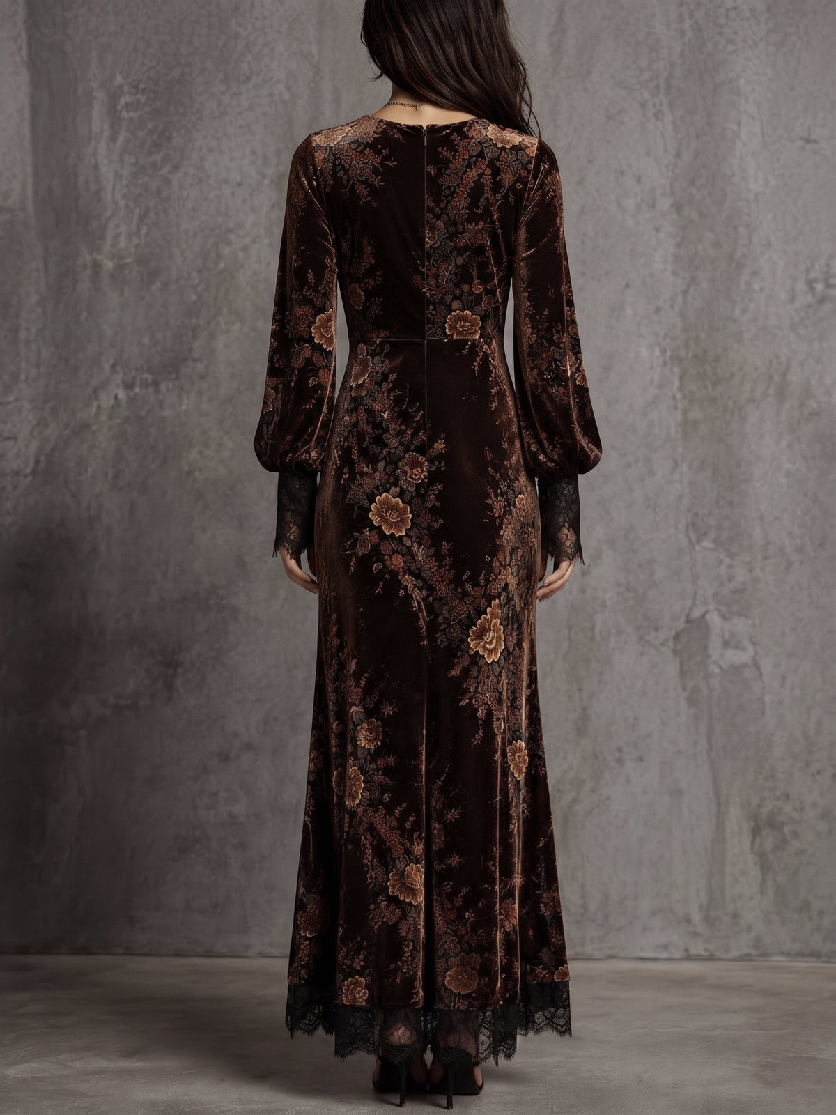 Vestido maxi de terciopelo con estampado floral, encaje y escote en V en marrón