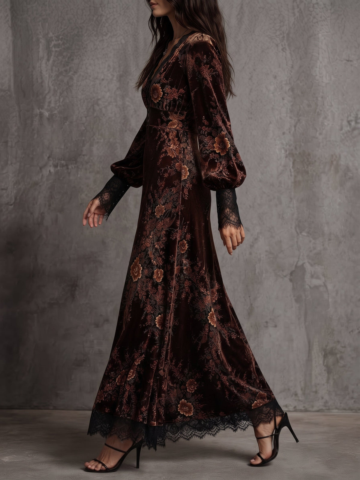 Vestido maxi de terciopelo con estampado floral, encaje y escote en V en marrón