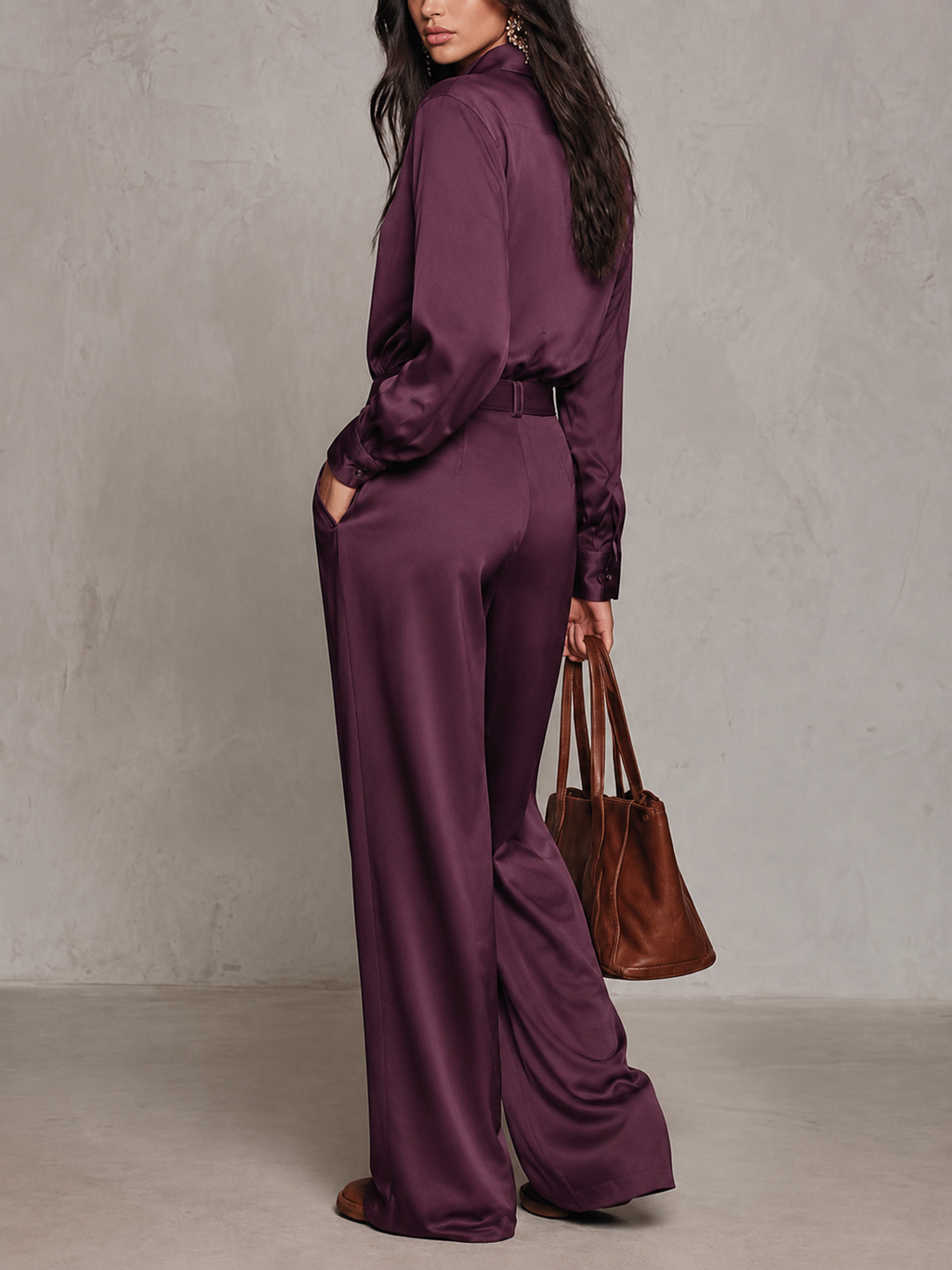 Conjunto de camisa satinada y pantalón ancho en morado ciruela (con cinturón)
