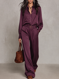Conjunto de camisa satinada y pantalón ancho en morado ciruela (con cinturón)
