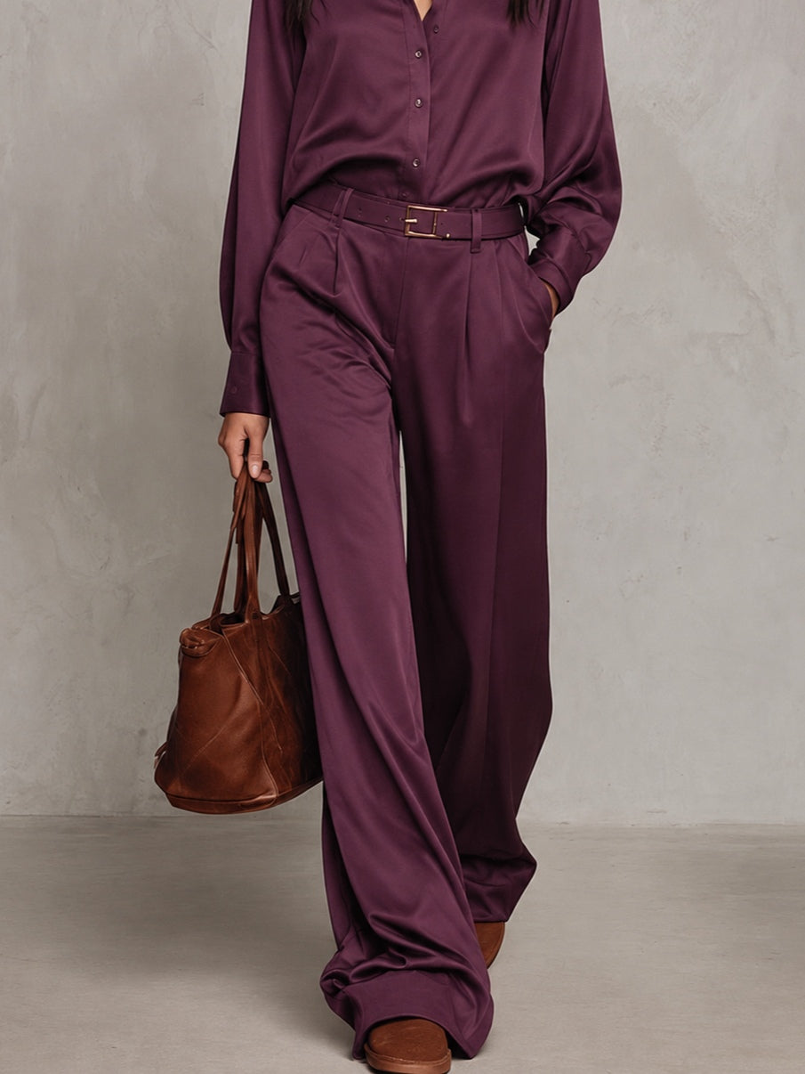 Conjunto de camisa satinada y pantalón ancho en morado ciruela (con cinturón)