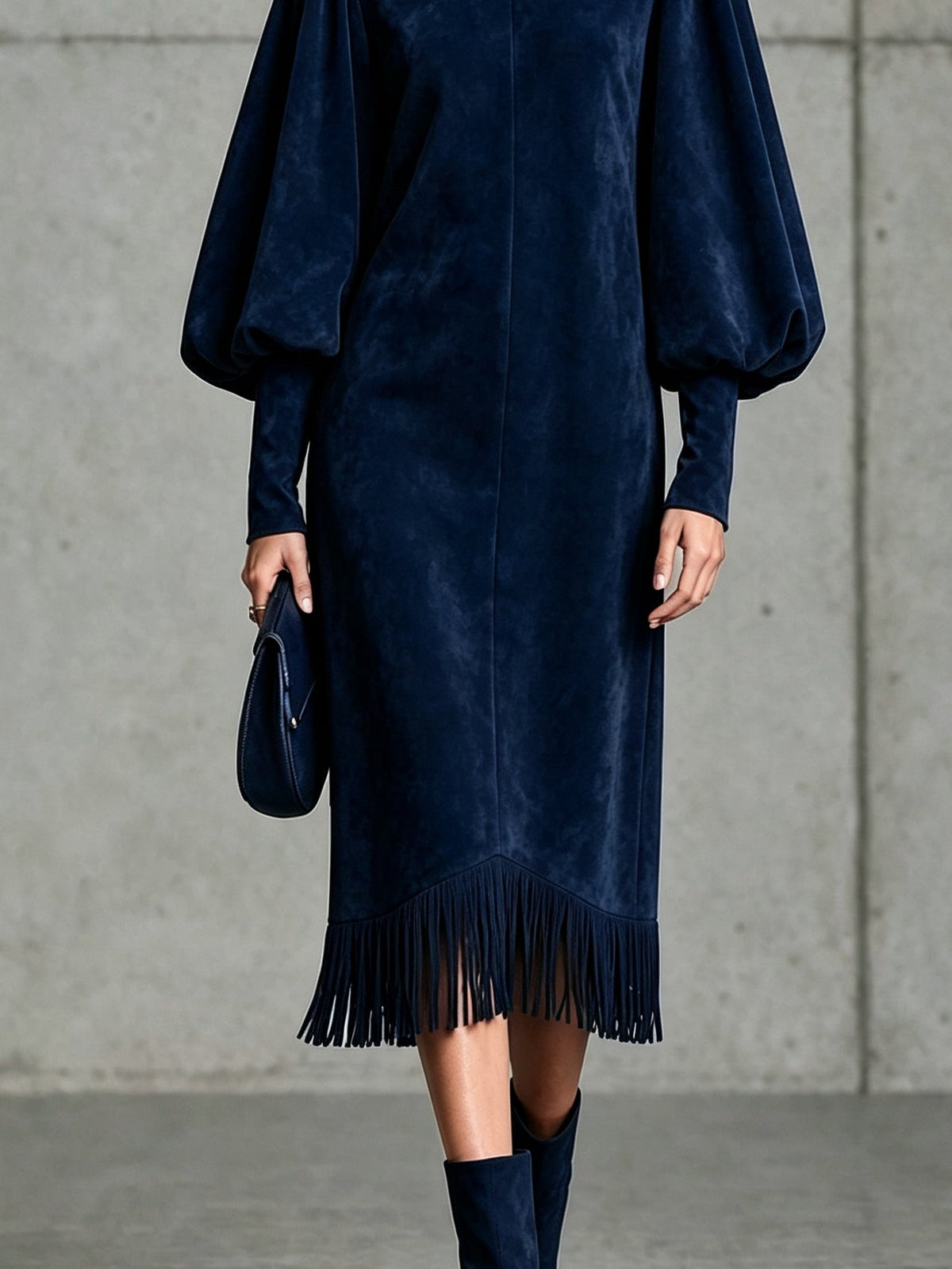 Vestido midi azul marino de ante sintético con mangas abullonadas y bajo de flecos