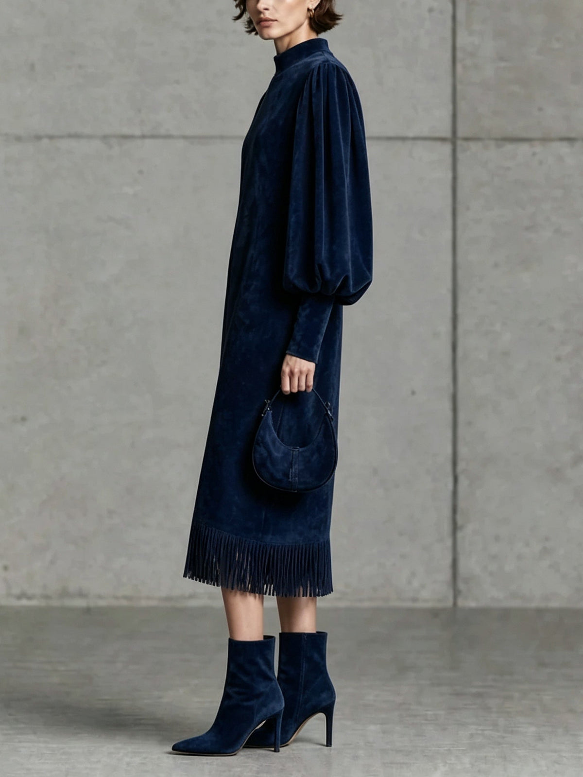 Vestido midi azul marino de ante sintético con mangas abullonadas y bajo de flecos