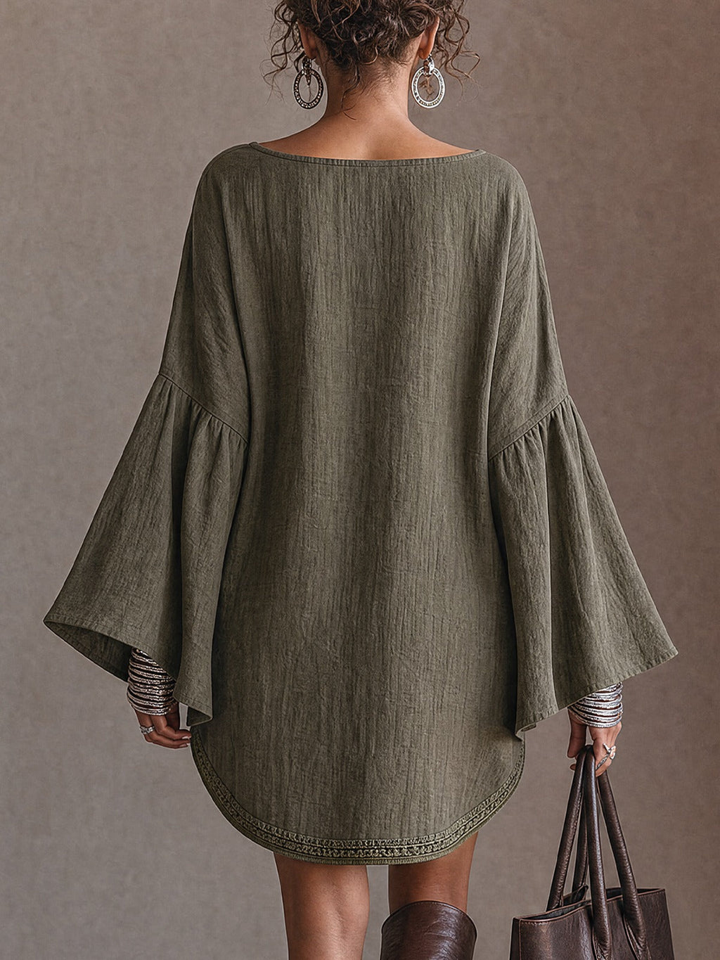 Vestido túnica verde oliva de lino con mangas acampanadas y bajo de encaje