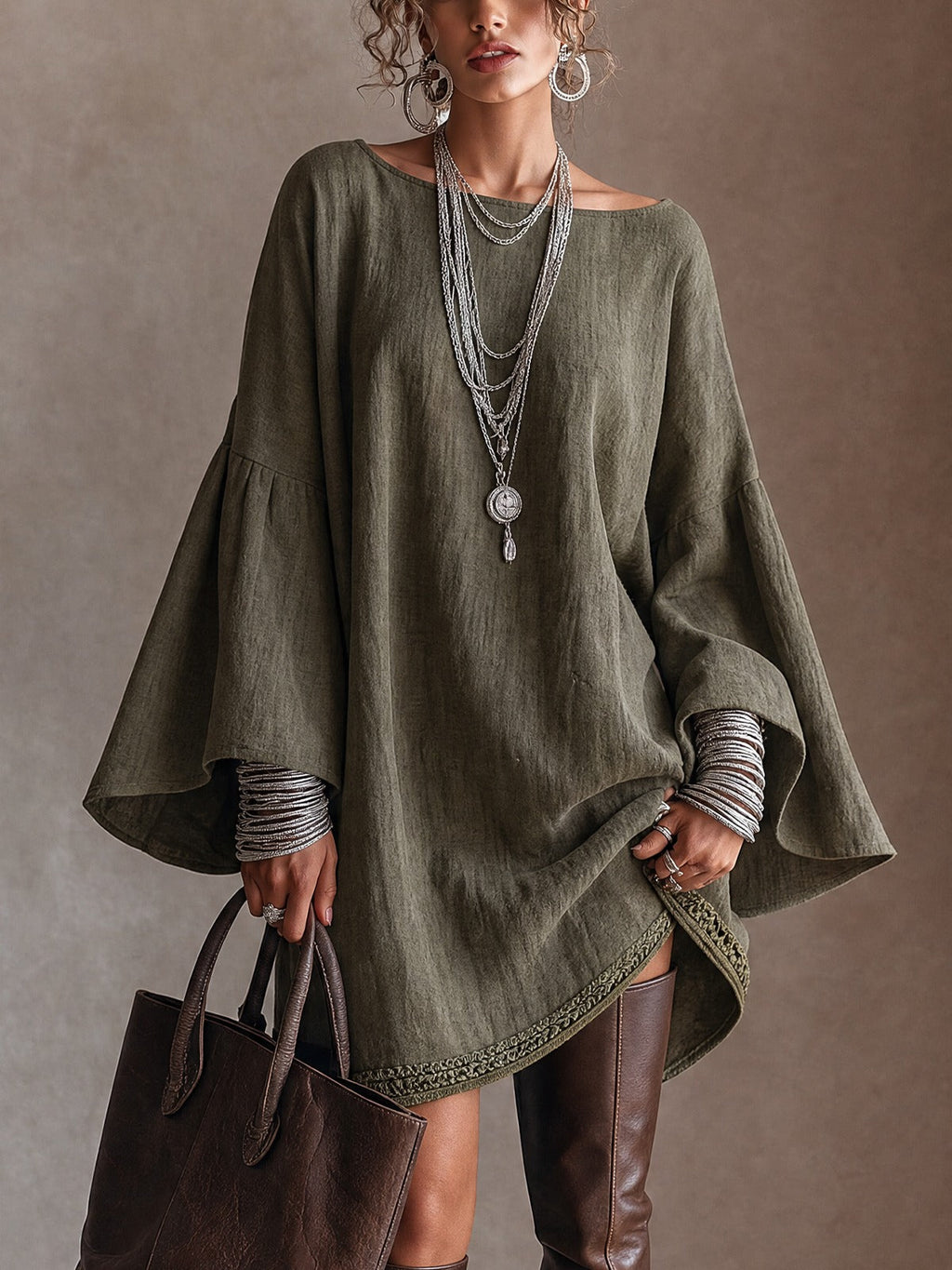 Vestido túnica verde oliva de lino con mangas acampanadas y bajo de encaje