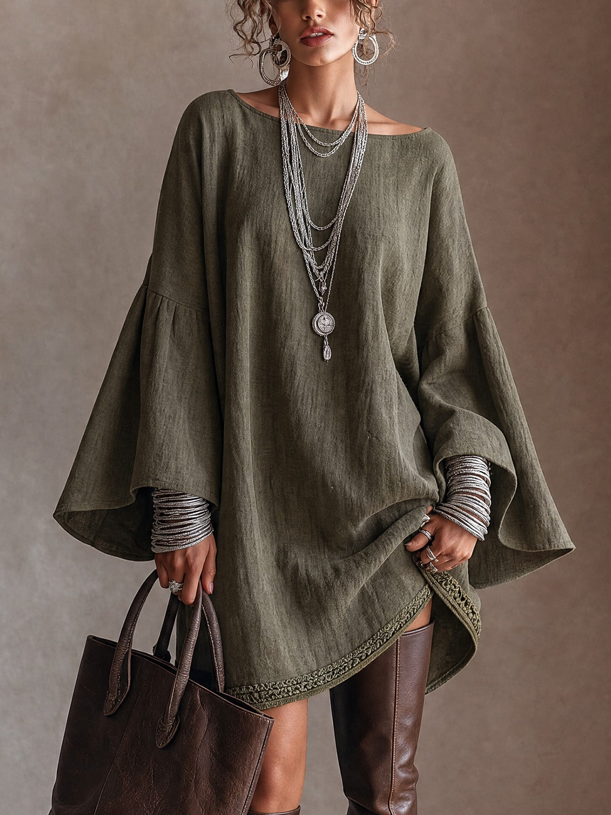 Vestido túnica verde oliva de lino con mangas acampanadas y bajo de encaje