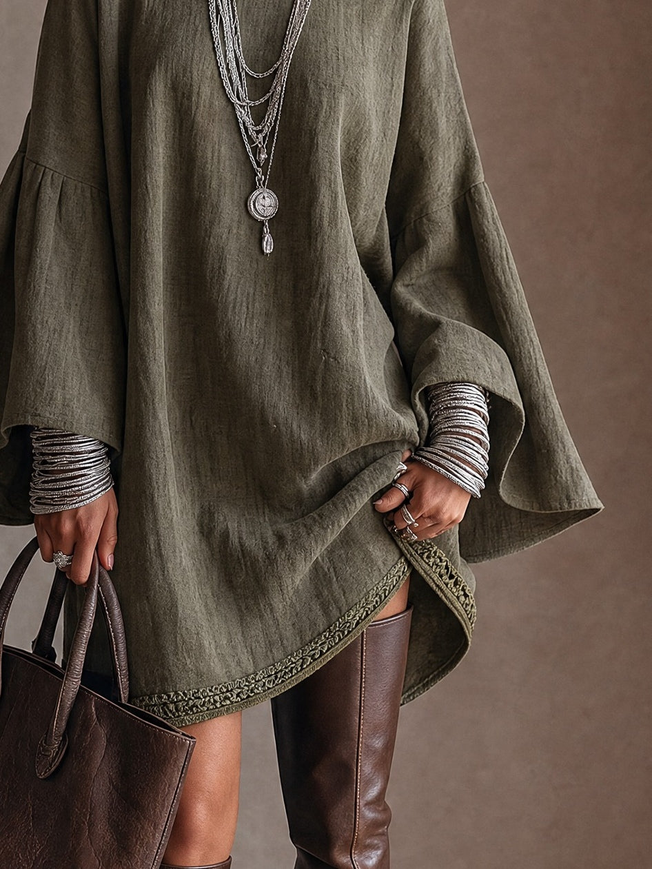 Vestido túnica verde oliva de lino con mangas acampanadas y bajo de encaje