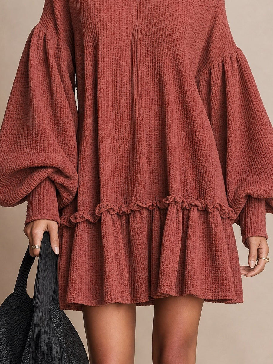 Vestido mini de punto waffle con mangas globo y bajo con volante en color óxido
