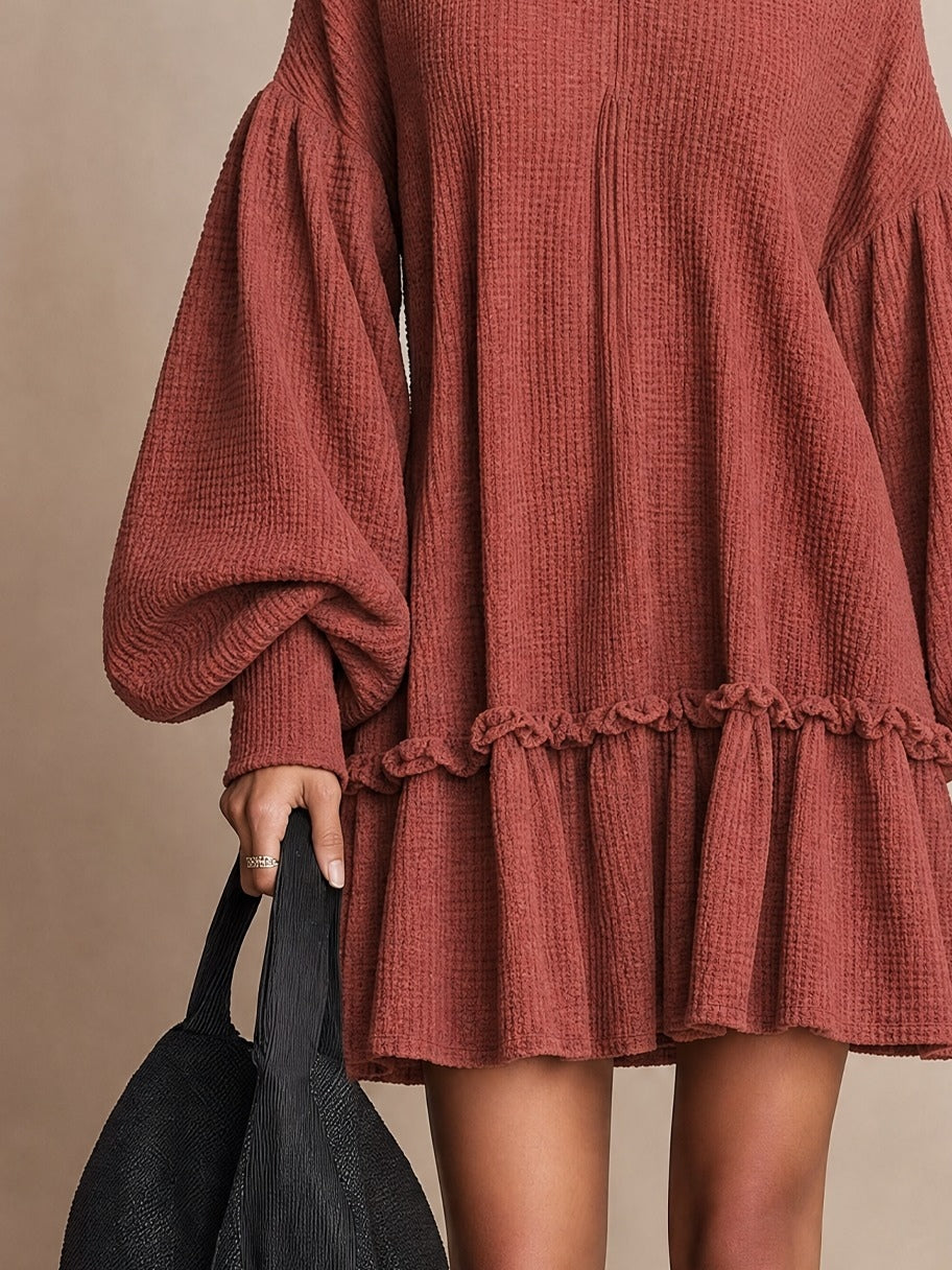 Vestido mini de punto waffle con mangas globo y bajo con volante en color óxido