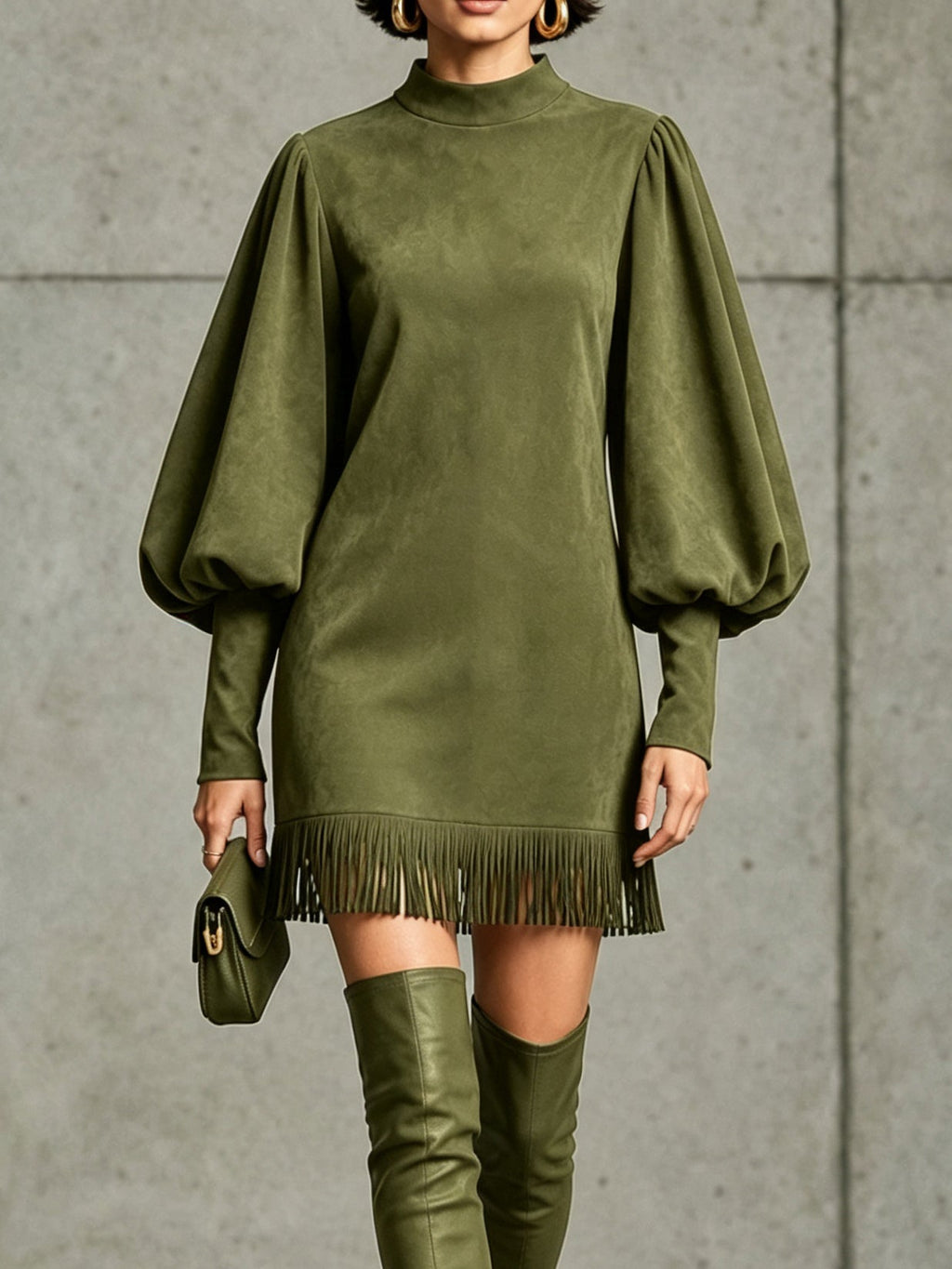 Vestido mini verde oliva de ante sintético con mangas abullonadas y bajo con flecos