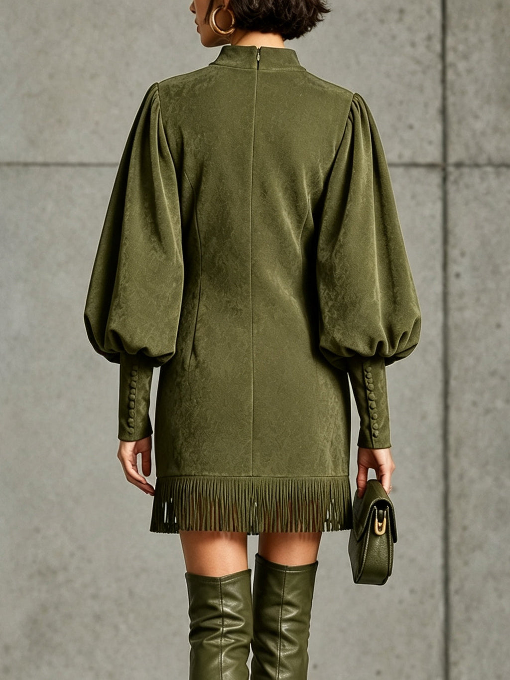 Vestido mini verde oliva de ante sintético con mangas abullonadas y bajo con flecos