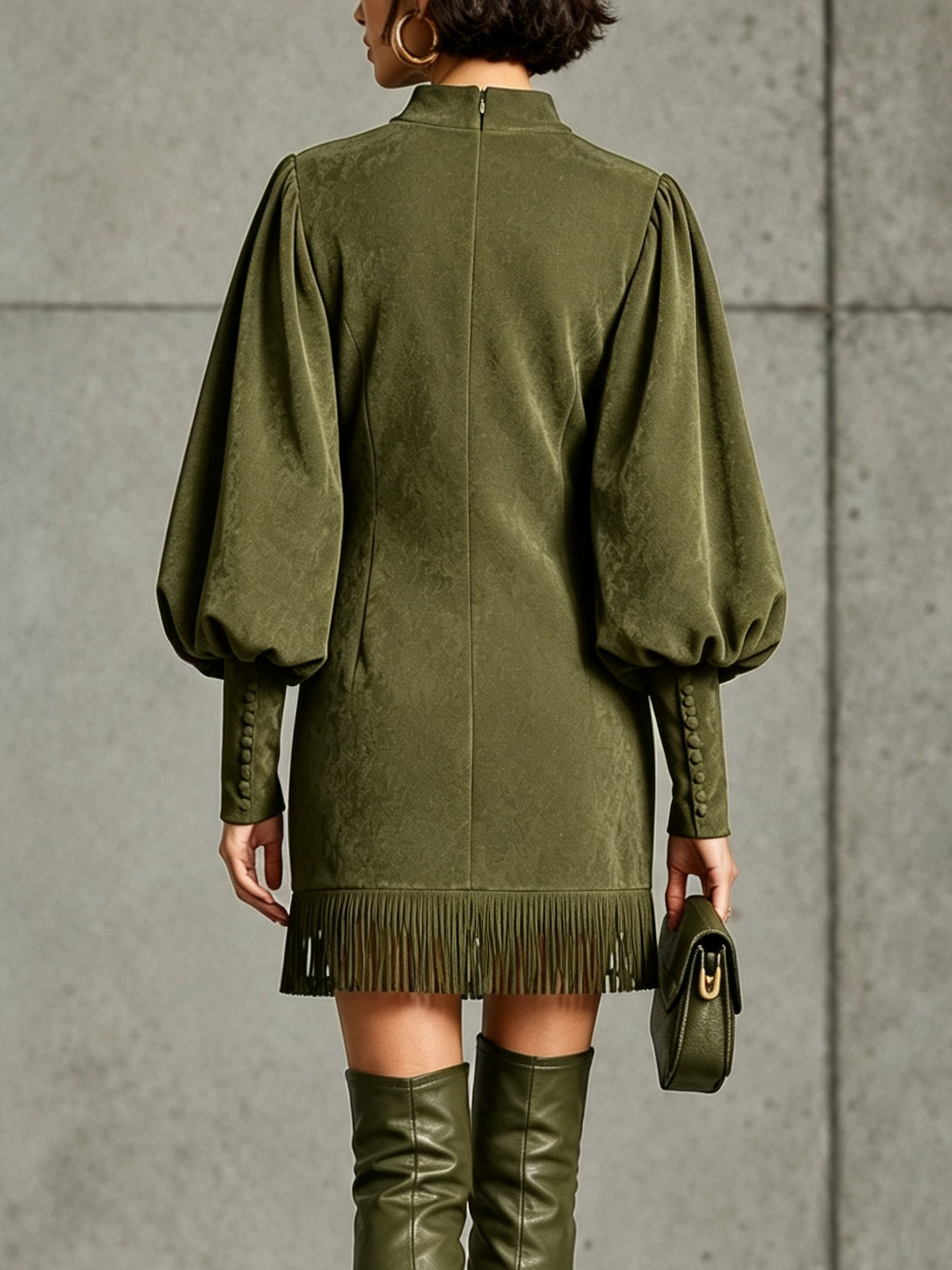 Vestido mini verde oliva de ante sintético con mangas abullonadas y bajo con flecos