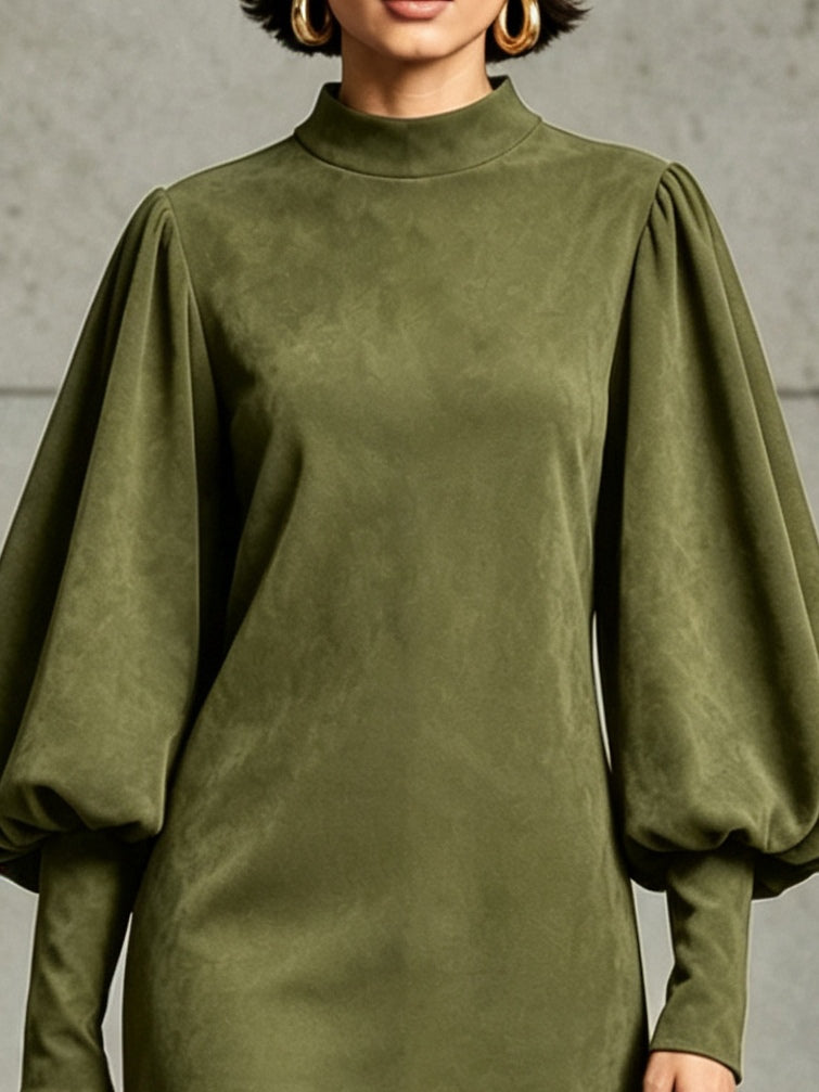 Vestido mini verde oliva de ante sintético con mangas abullonadas y bajo con flecos