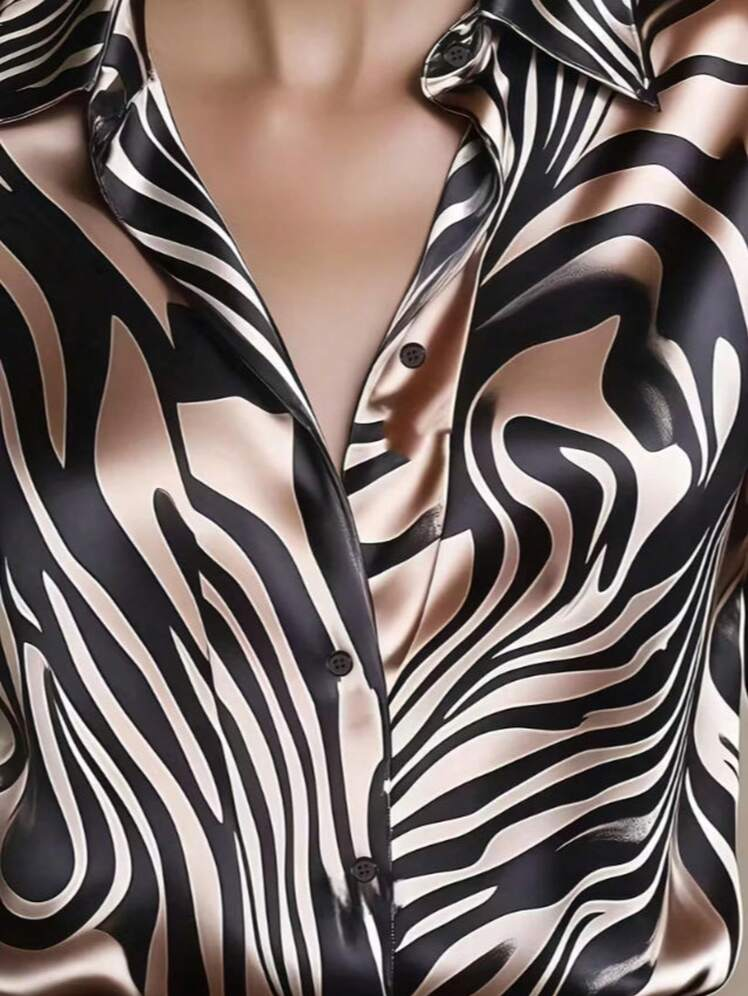 Camisa elegante de satén con estampado de cebra y cuello solapa