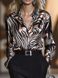 Camisa elegante de satén con estampado de cebra y cuello solapa