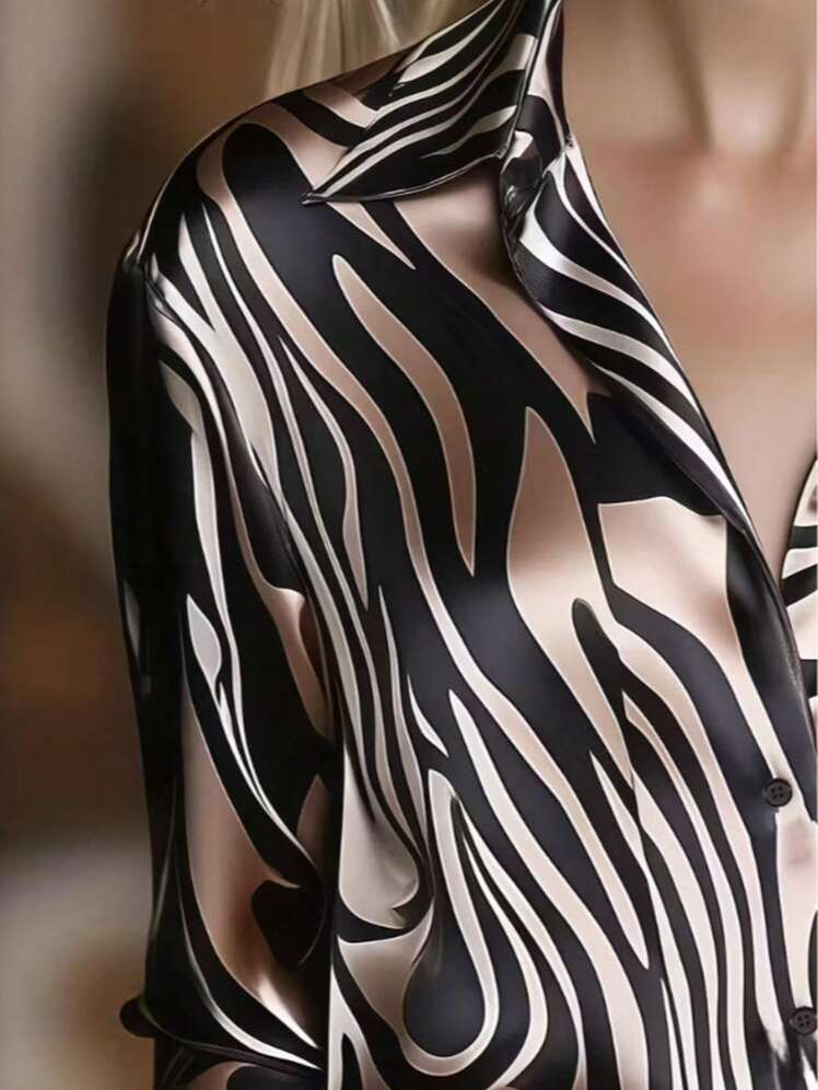 Camisa elegante de satén con estampado de cebra y cuello solapa