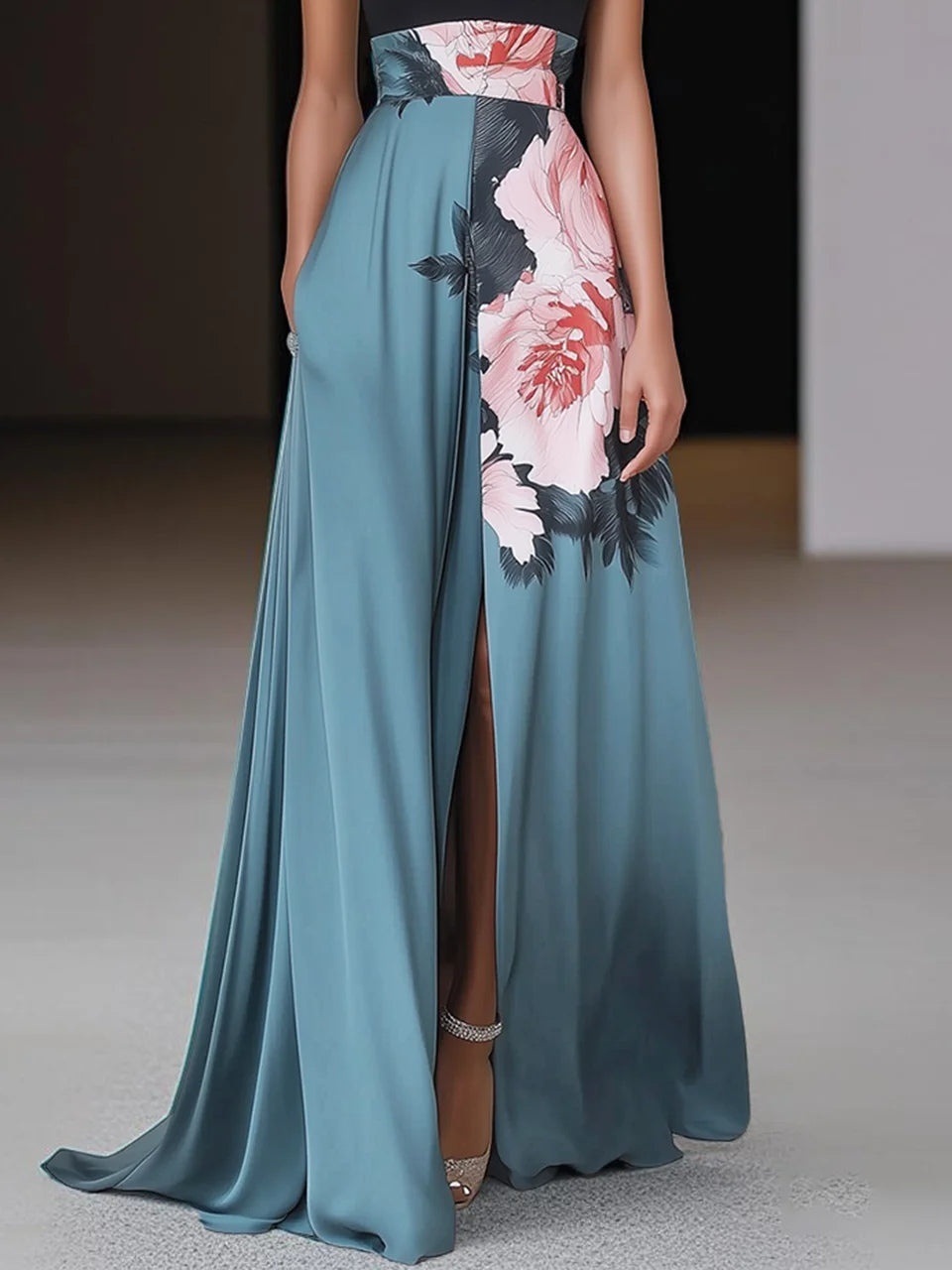 Vestido Maxi Negro Floral con Abertura, Corte A y Cuello Redondo