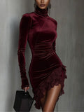 Vestido mini de terciopelo burdeos con cuello alto y bajo de encaje