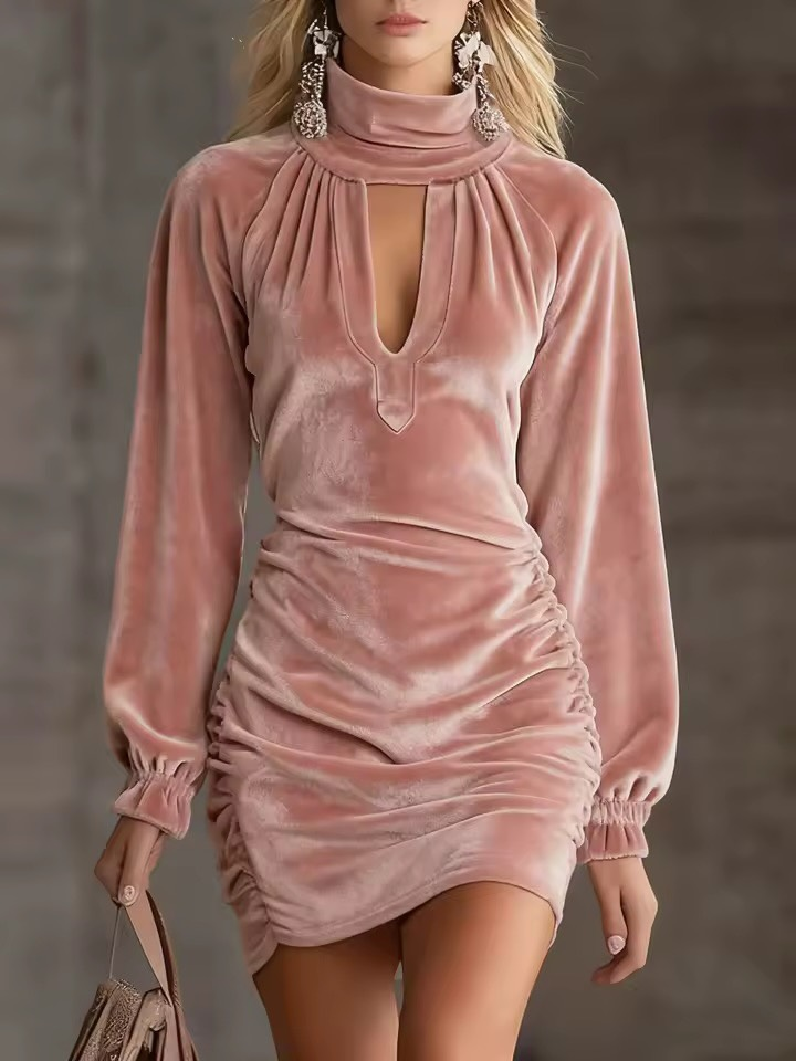 Mini vestido de terciopelo con cuello alto y aberturas