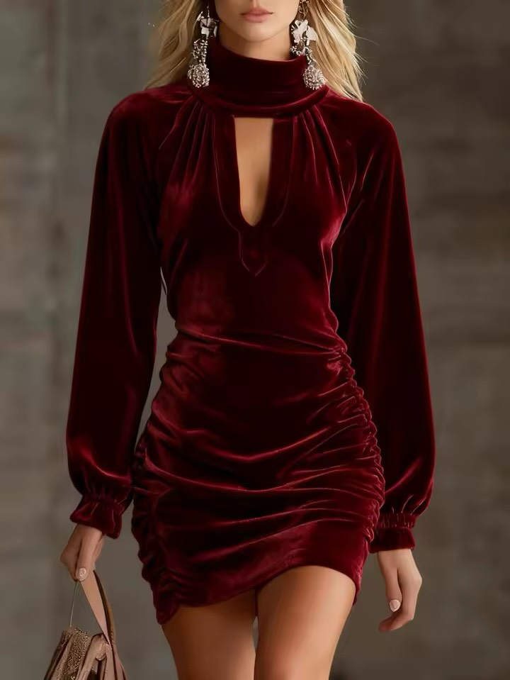 Mini vestido de terciopelo con cuello alto y aberturas