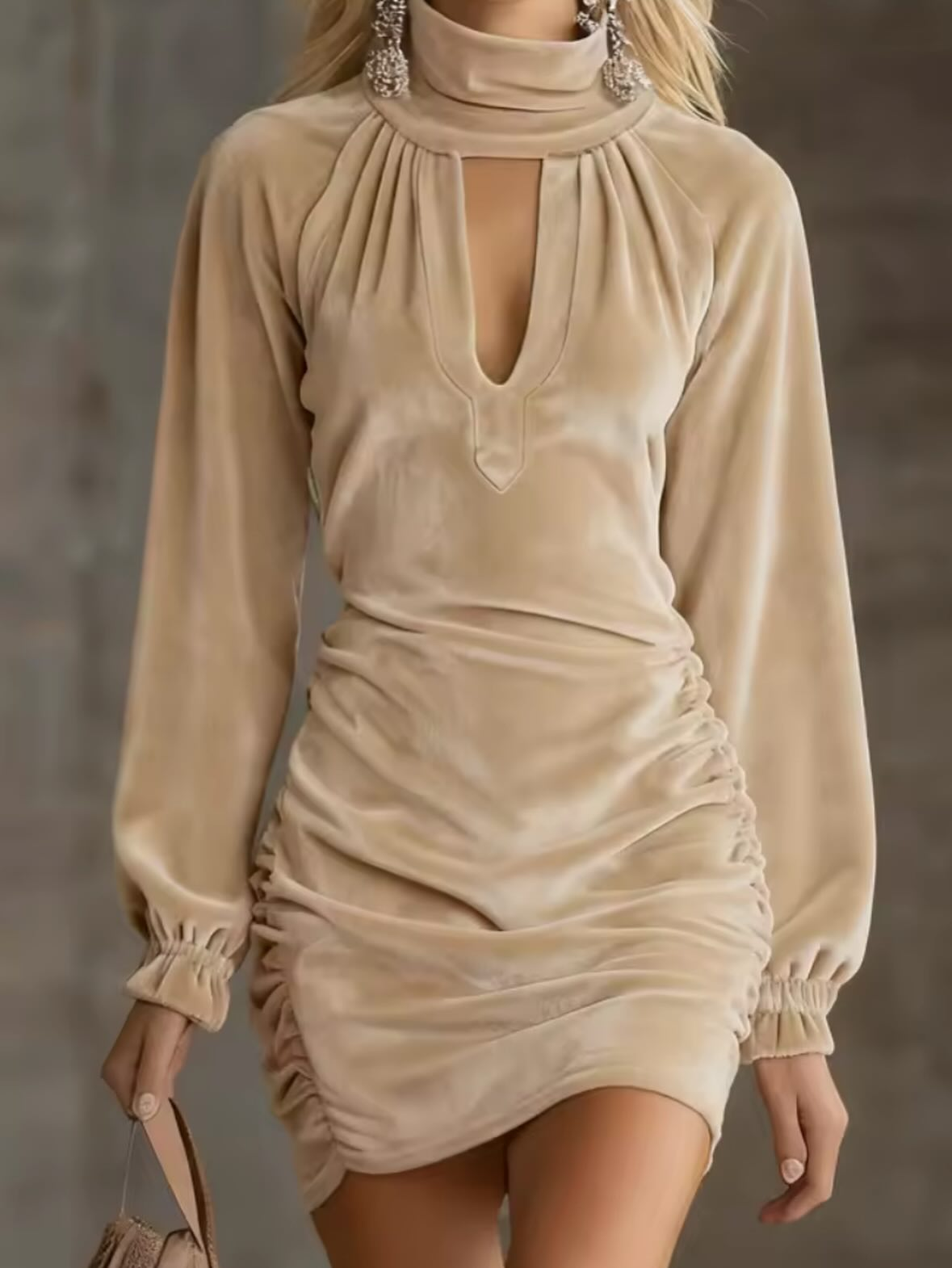 Mini vestido de terciopelo con cuello alto y aberturas