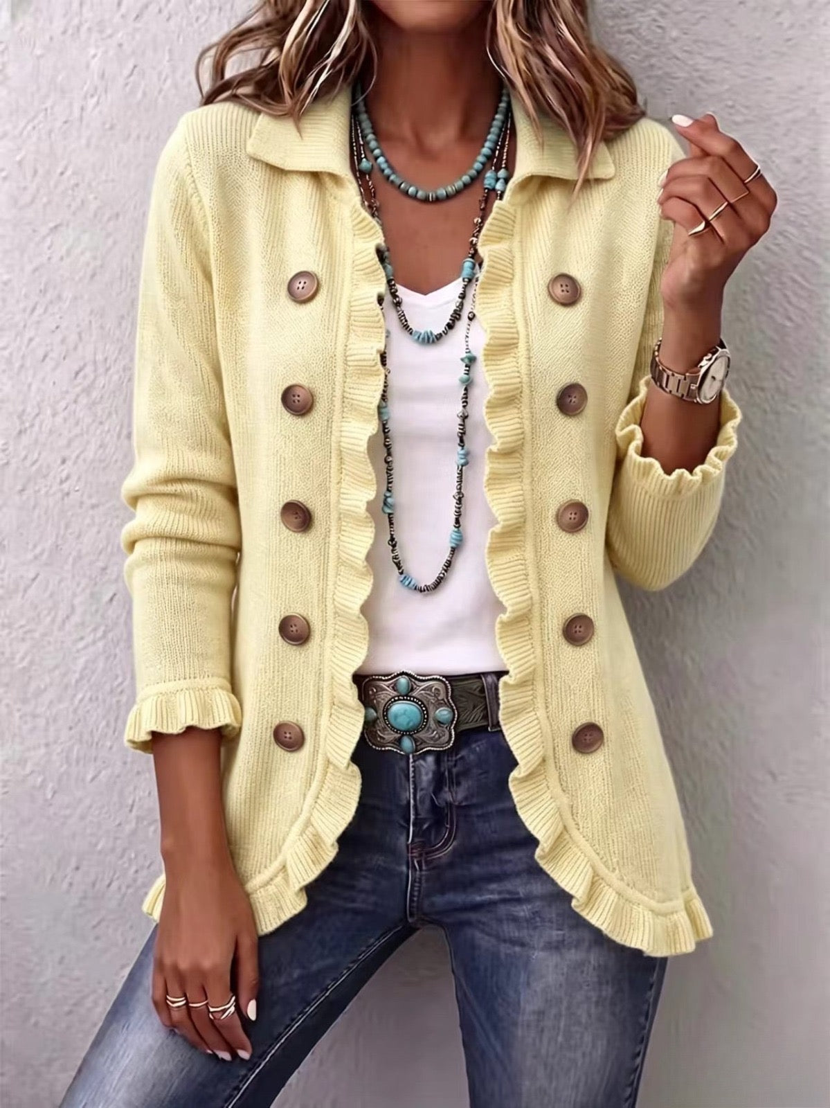 Chaqueta de punto color crema con volantes