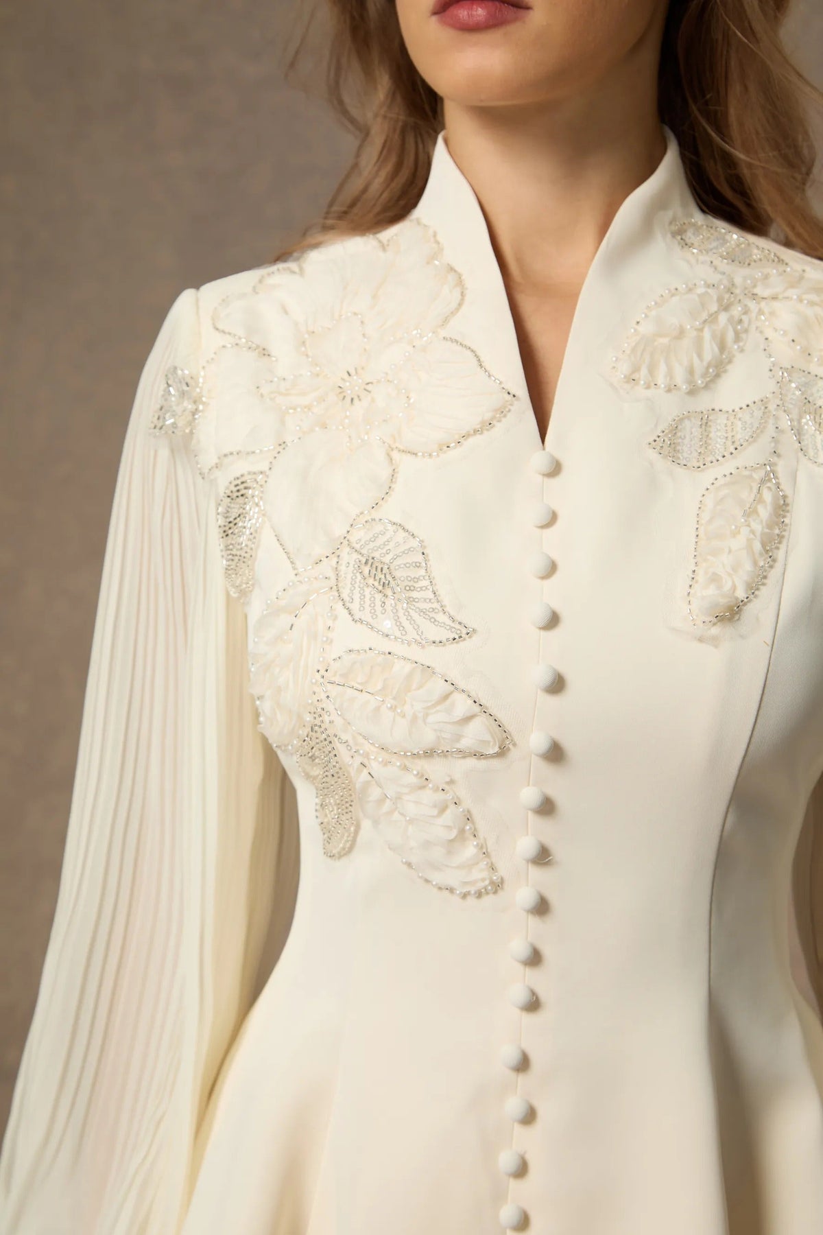 ILONA | Conjunto bordado con cuello y falda