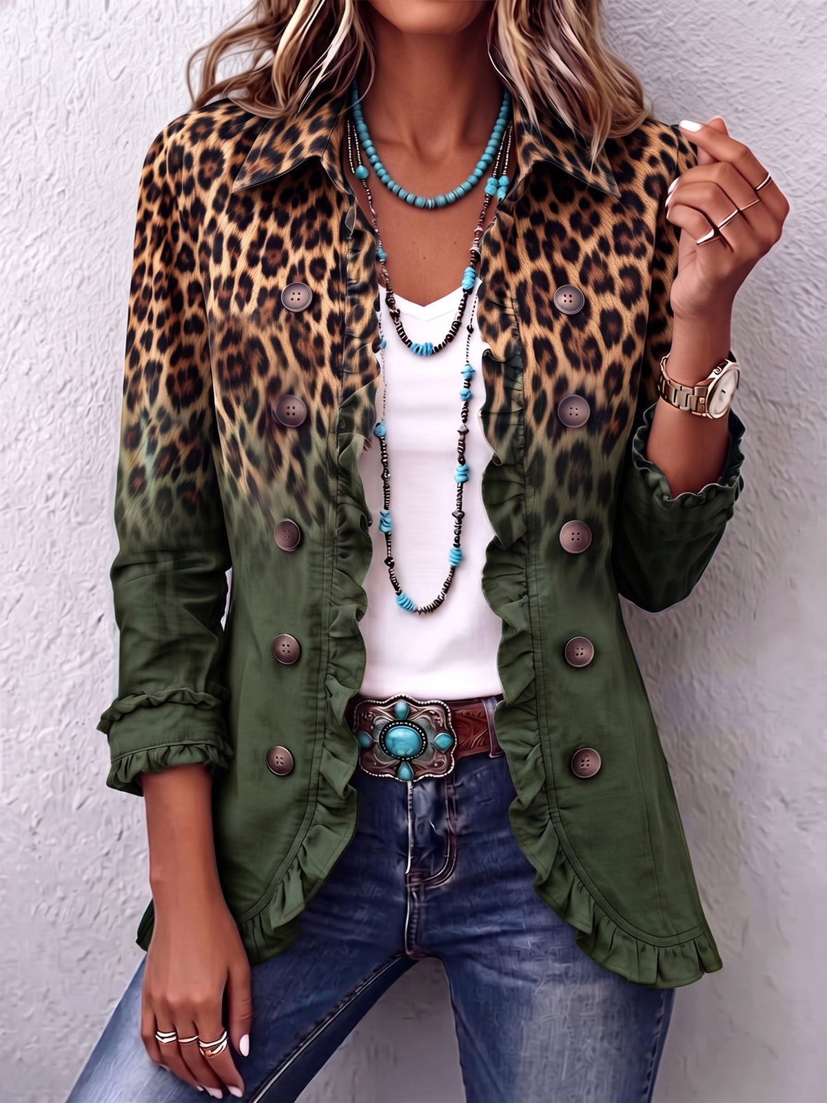 Chaqueta blazer verde con estampado de leopardo y volantes