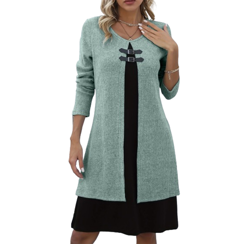Vestido de mujer de corte evasé, hasta la rodilla, con un sutil efecto de dos piezas