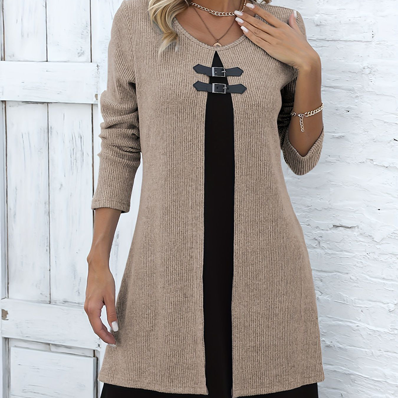 Vestido de mujer de corte evasé, hasta la rodilla, con un sutil efecto de dos piezas