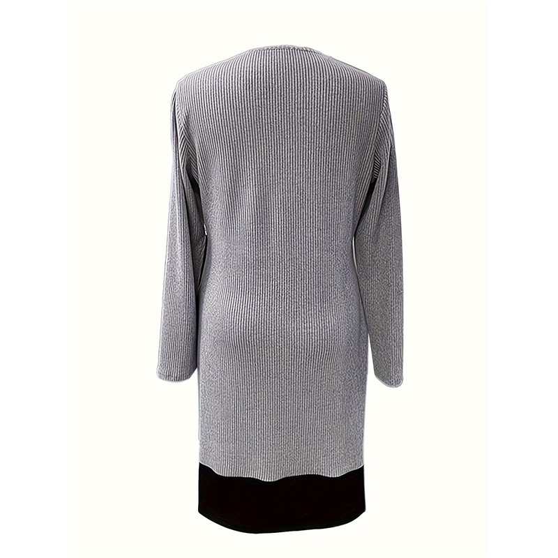 Vestido de mujer de corte evasé, hasta la rodilla, con un sutil efecto de dos piezas
