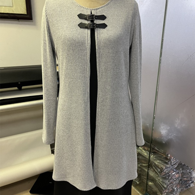 Vestido de mujer de corte evasé, hasta la rodilla, con un sutil efecto de dos piezas