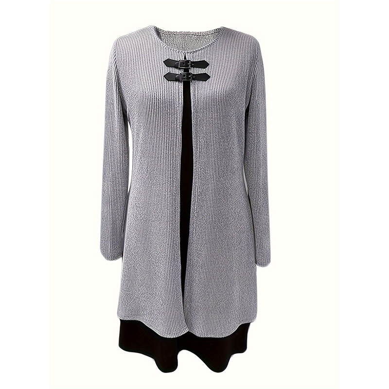 Vestido de mujer de corte evasé, hasta la rodilla, con un sutil efecto de dos piezas